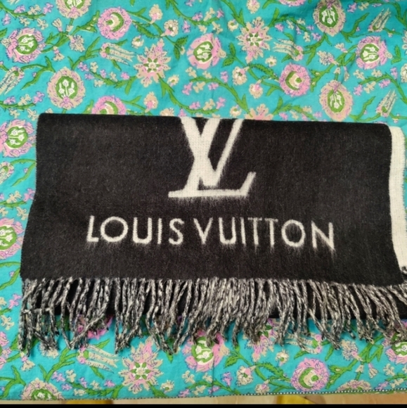 M71040 Louis Vuitton Reykjavik Scarf - Picture 2 of 5